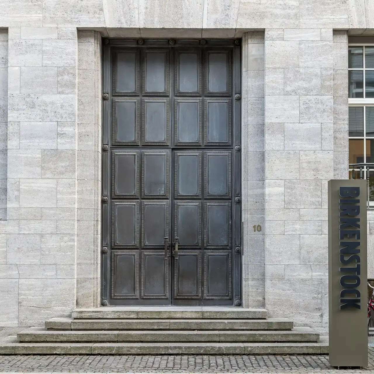 Büro- und Verwaltungsgebäude Von-Werth-Str. 10-12, Eingang, Sitz von Birkenstock
