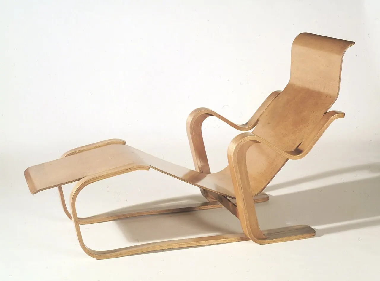 Marcel Breuer. Long Chair, ca. 1935-1936. Molded and laminated plywood, 31 3/4 x 24 x 51 in. (80.6 x 61 x 129.5 cm). Brooklyn Museum, Modernism Benefit Fund, 87.181a-b