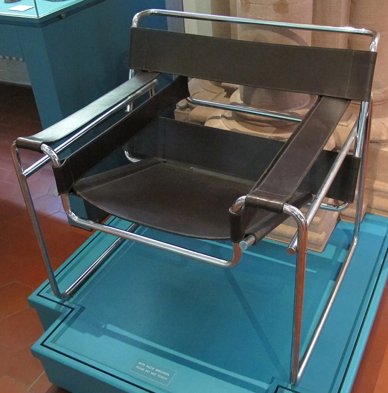 Sedia wassily, marcel breuer, disegno 1925, realizzazione 1964
