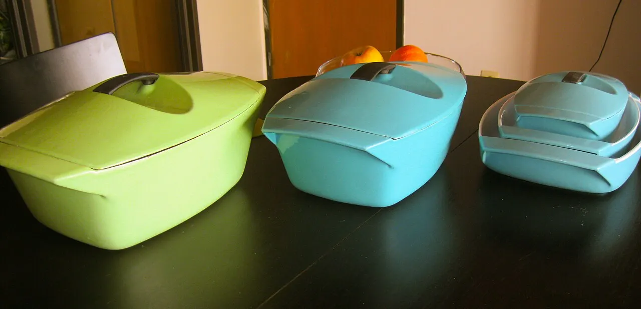 Trois « Coquelle » dessinées par Raymond Loewy pour Le Creuset en 1958, la version design-années-50 de la cocotte