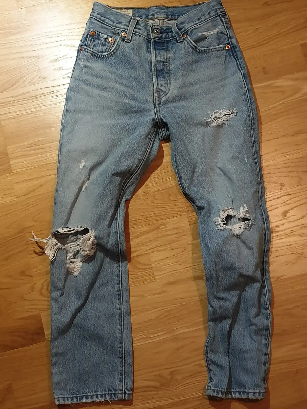 Ett par ljusblå Levi's 501-jeans.