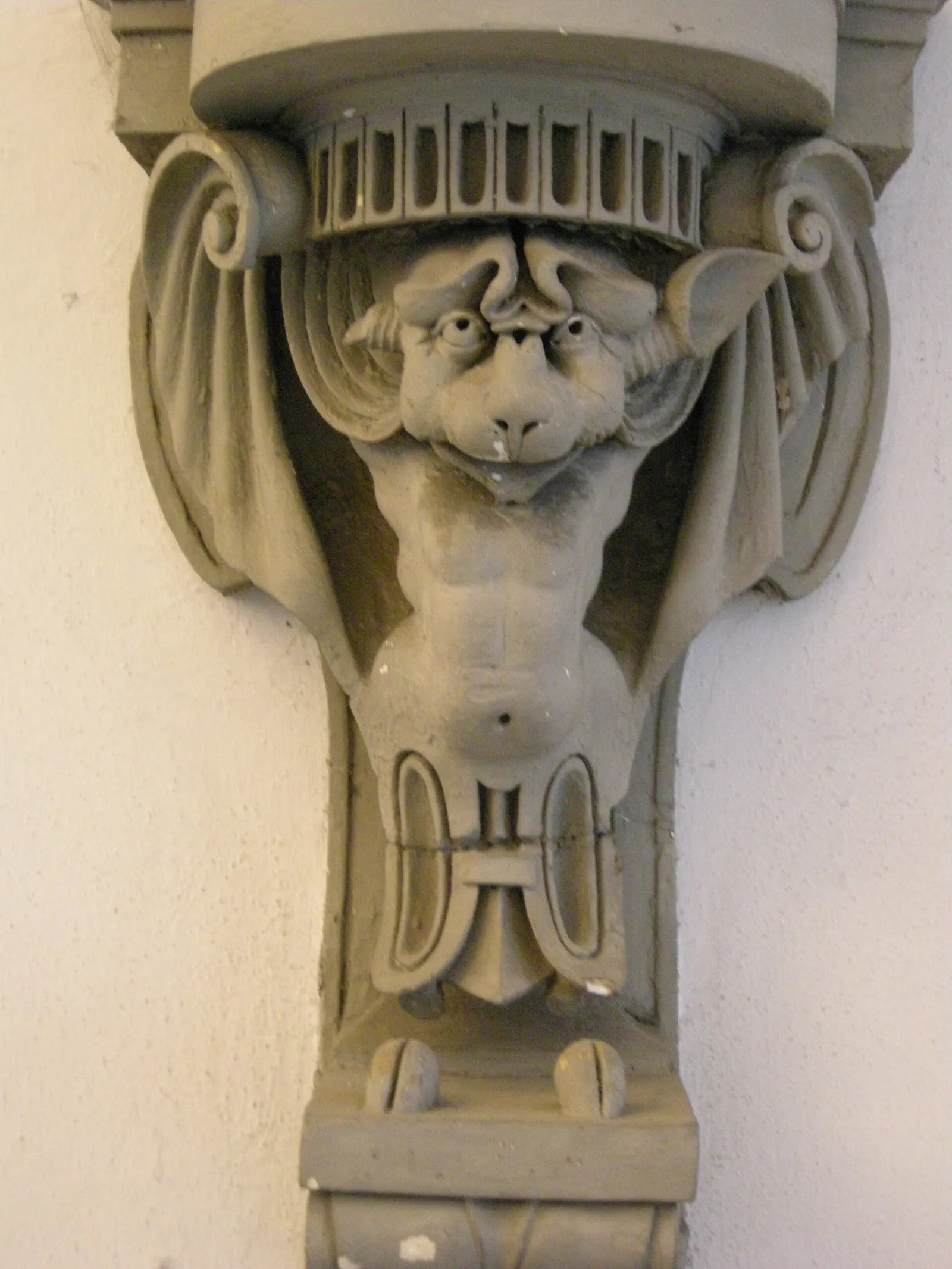 Palazzo nonfinito, atrio, busto, base pipistrello by buontalenti