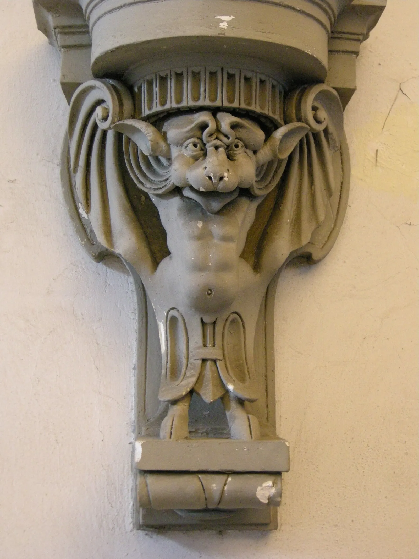 Palazzo nonfinito, atrio, busto, base pipistrello by buontalenti 04