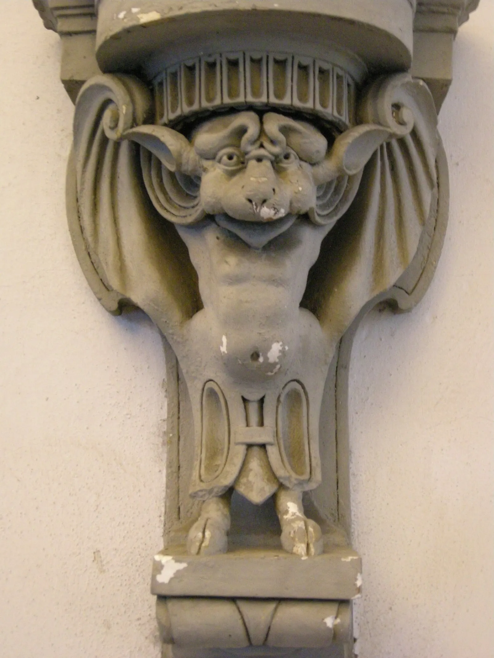 Palazzo nonfinito, atrio, busto, base pipistrello by buontalenti