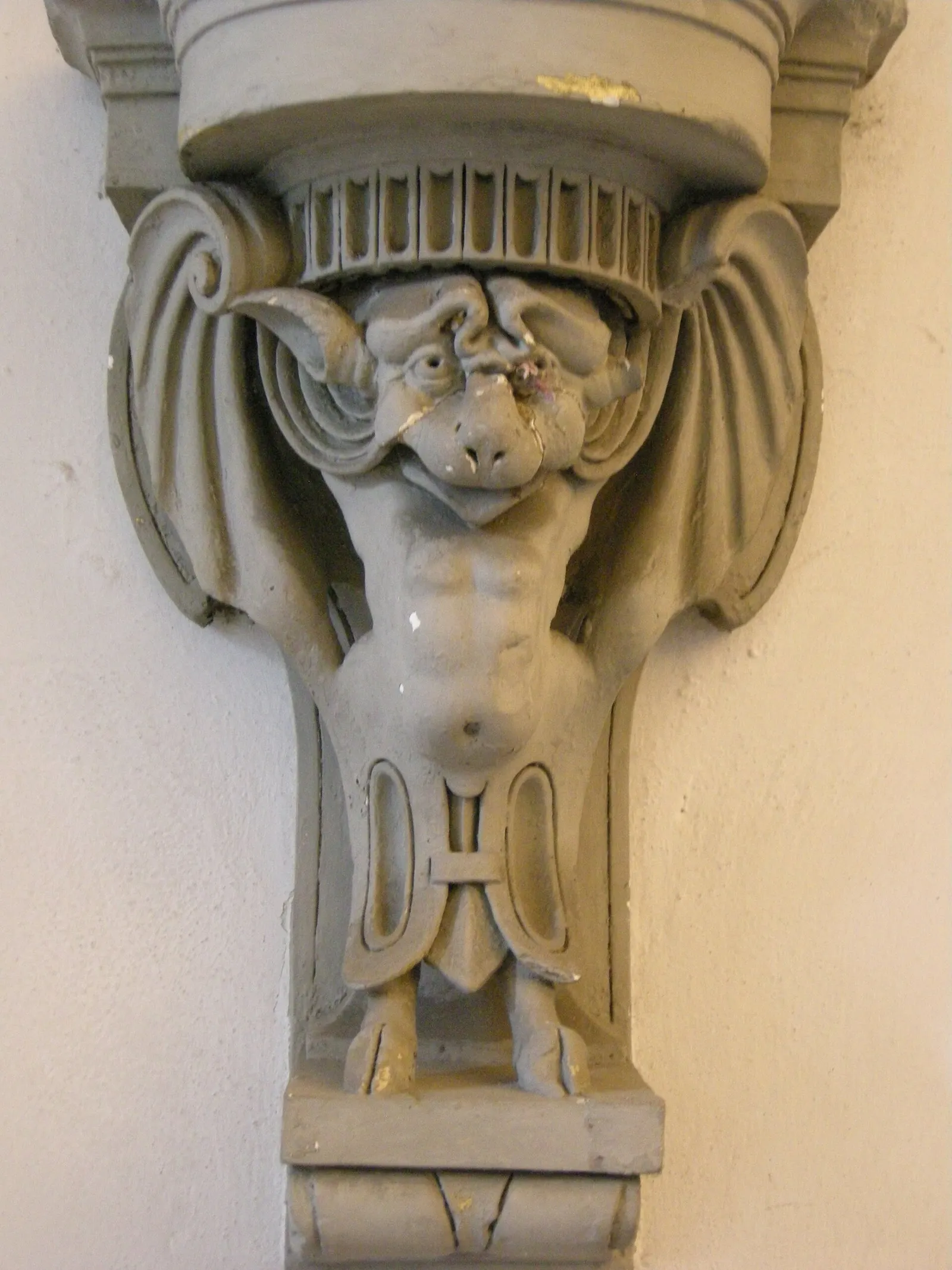 Palazzo nonfinito, atrio, busto, base pipistrello by buontalenti