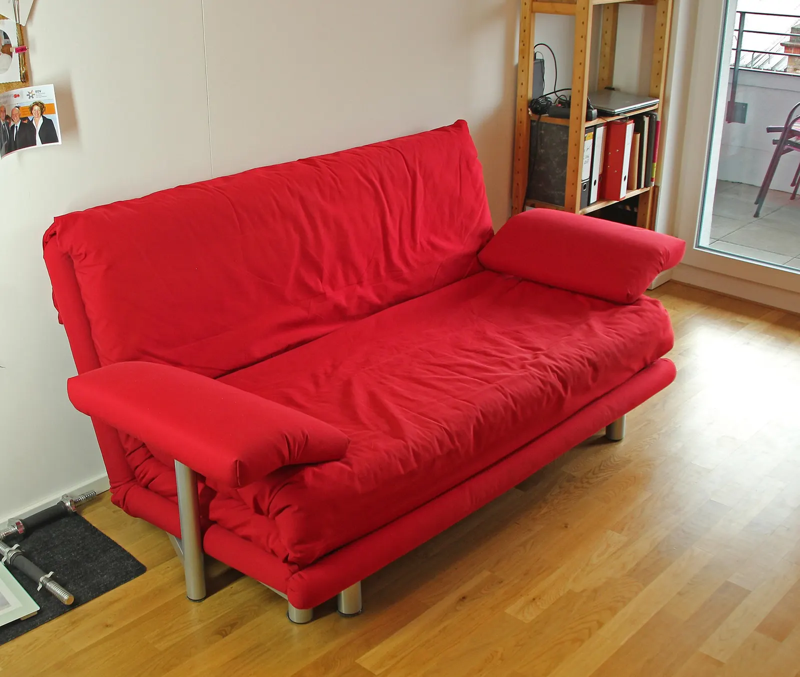 Bildinhalt: Rotes Klapp-Sofa der Firma Ligne Roset Aufnahmeort: Frankfurt am Main, Deutschland